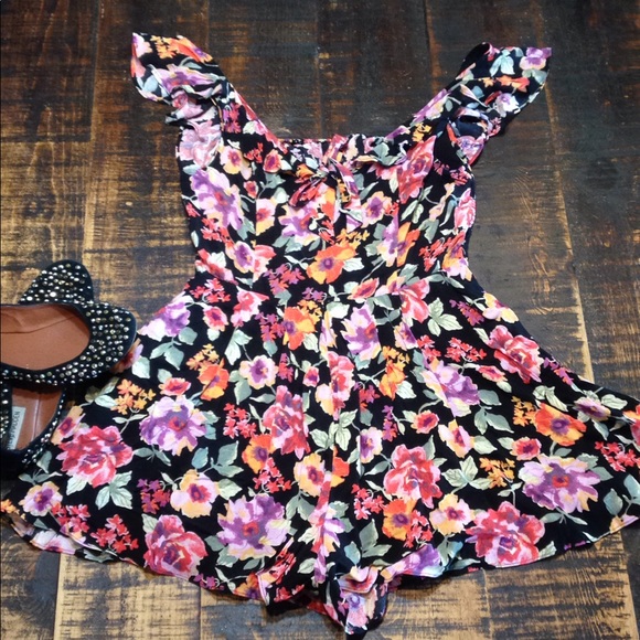 Urban Outfitters Pants - Urban Outfitters Kimchi Blue Floral Romper NWT! 💐